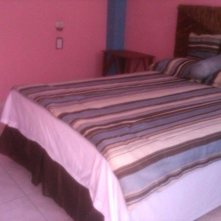 La Delphina Bed And Breakfast Bar And Grill La Ceiba Ngoại thất bức ảnh