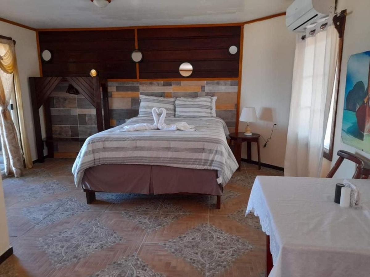 La Delphina Bed And Breakfast Bar And Grill La Ceiba Ngoại thất bức ảnh
