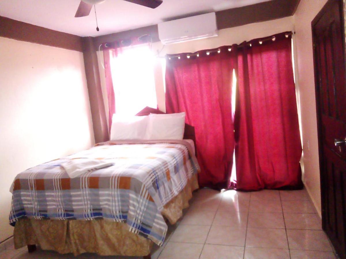 La Delphina Bed And Breakfast Bar And Grill La Ceiba Ngoại thất bức ảnh
