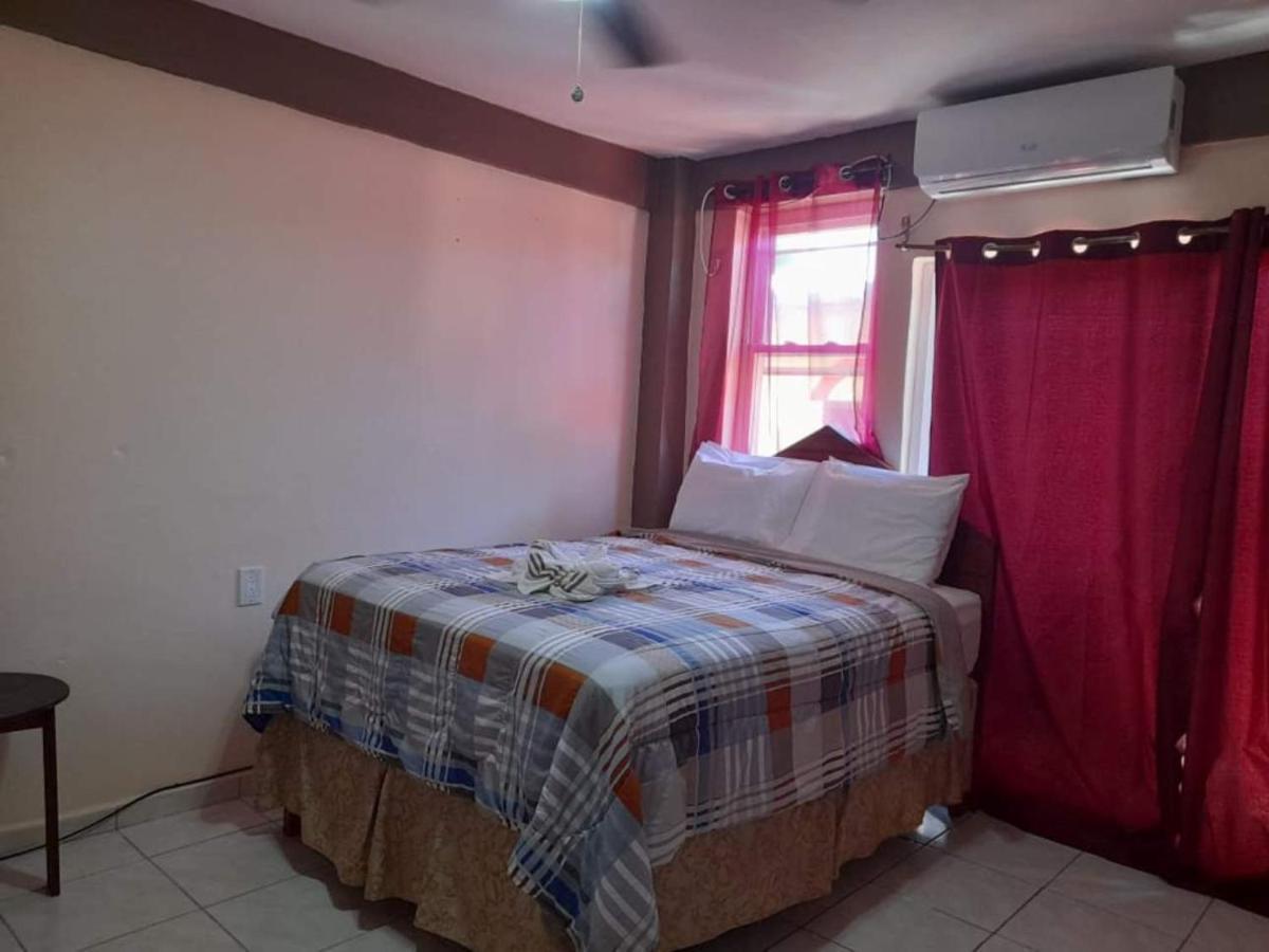 La Delphina Bed And Breakfast Bar And Grill La Ceiba Ngoại thất bức ảnh