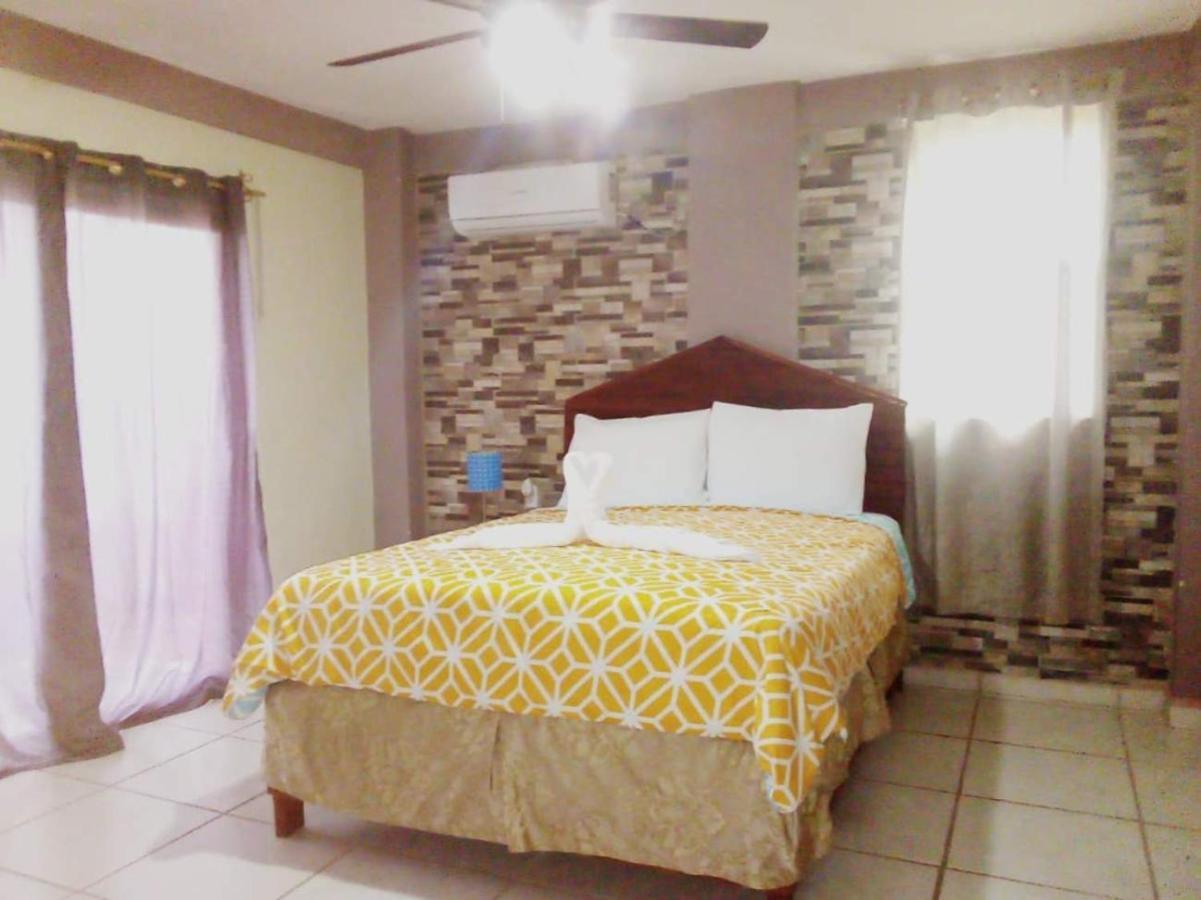 La Delphina Bed And Breakfast Bar And Grill La Ceiba Ngoại thất bức ảnh