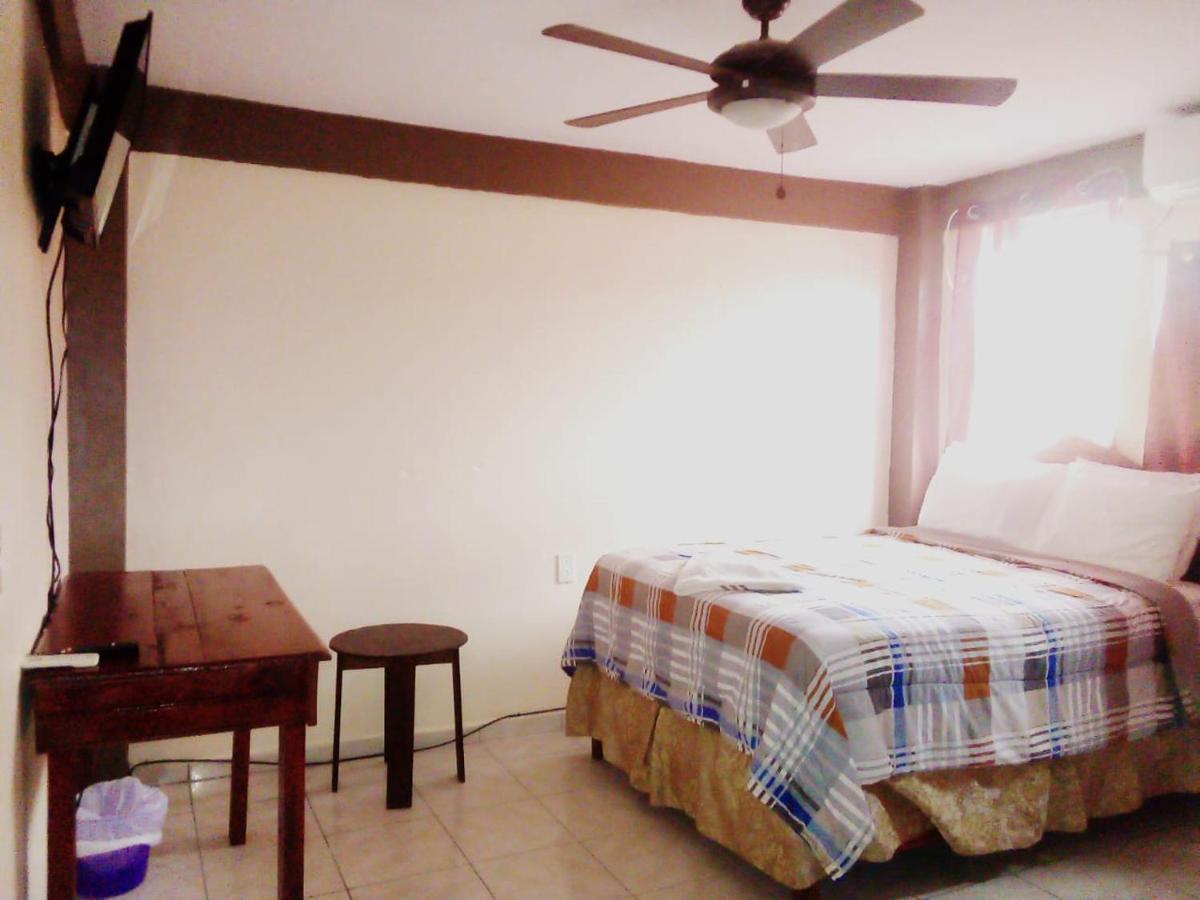 La Delphina Bed And Breakfast Bar And Grill La Ceiba Ngoại thất bức ảnh