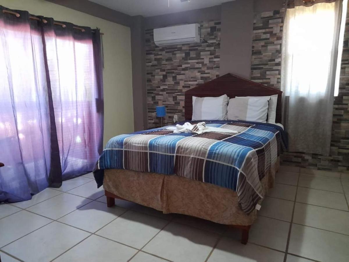 La Delphina Bed And Breakfast Bar And Grill La Ceiba Ngoại thất bức ảnh