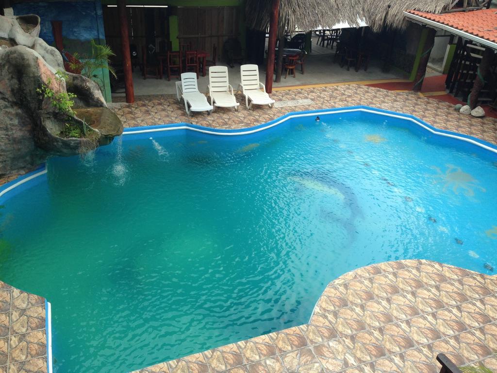 La Delphina Bed And Breakfast Bar And Grill La Ceiba Ngoại thất bức ảnh