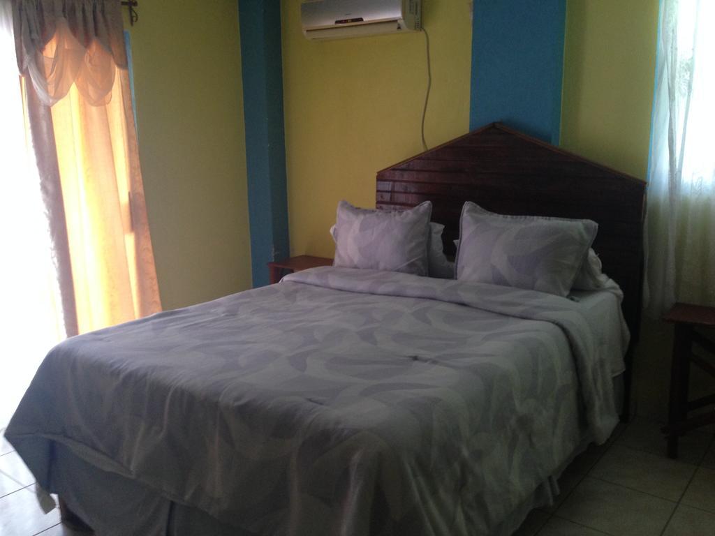 La Delphina Bed And Breakfast Bar And Grill La Ceiba Ngoại thất bức ảnh