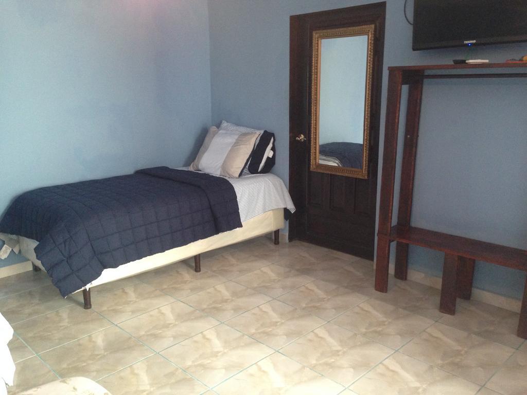 La Delphina Bed And Breakfast Bar And Grill La Ceiba Ngoại thất bức ảnh