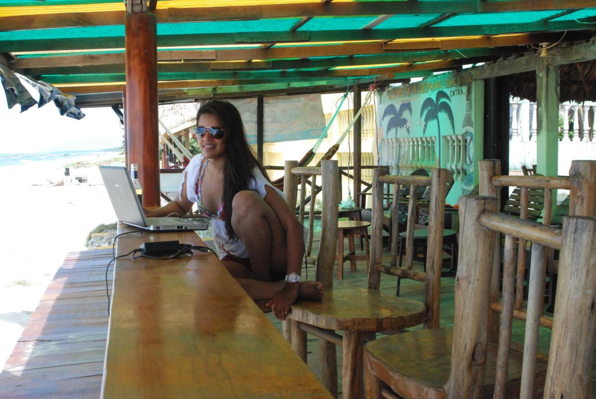 La Delphina Bed And Breakfast Bar And Grill La Ceiba Ngoại thất bức ảnh