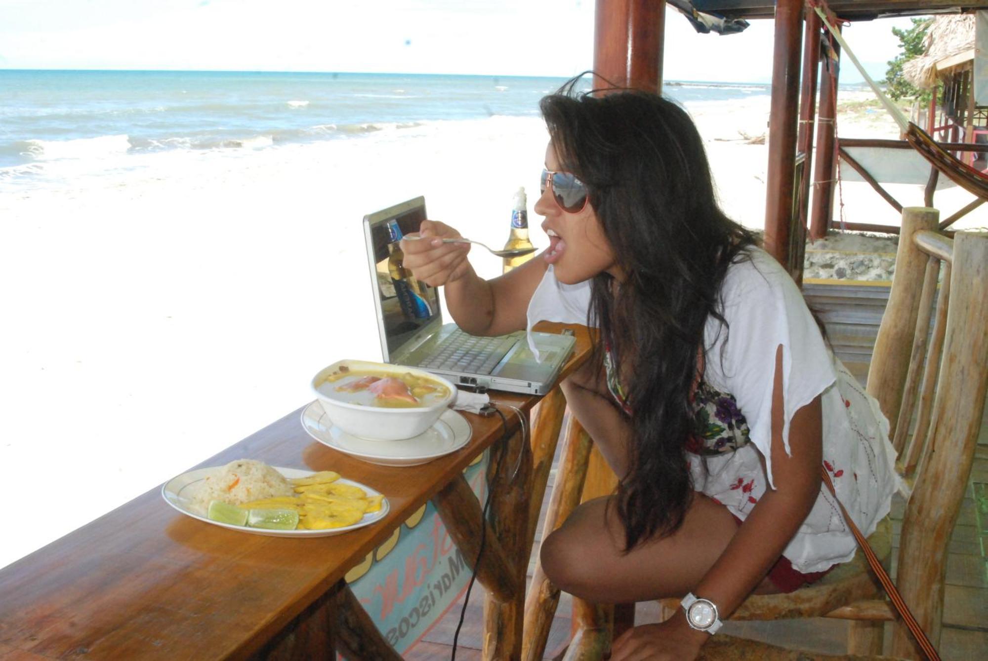 La Delphina Bed And Breakfast Bar And Grill La Ceiba Ngoại thất bức ảnh