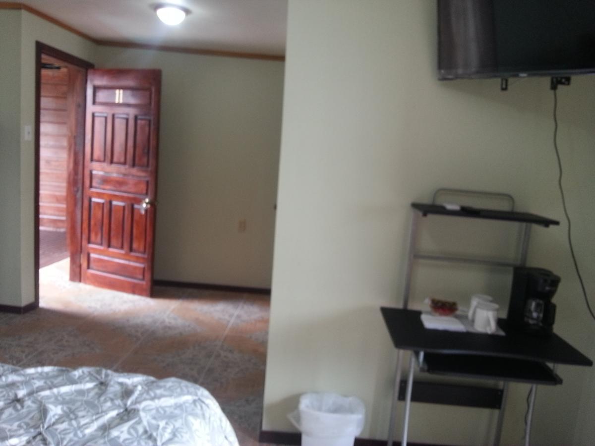 La Delphina Bed And Breakfast Bar And Grill La Ceiba Ngoại thất bức ảnh