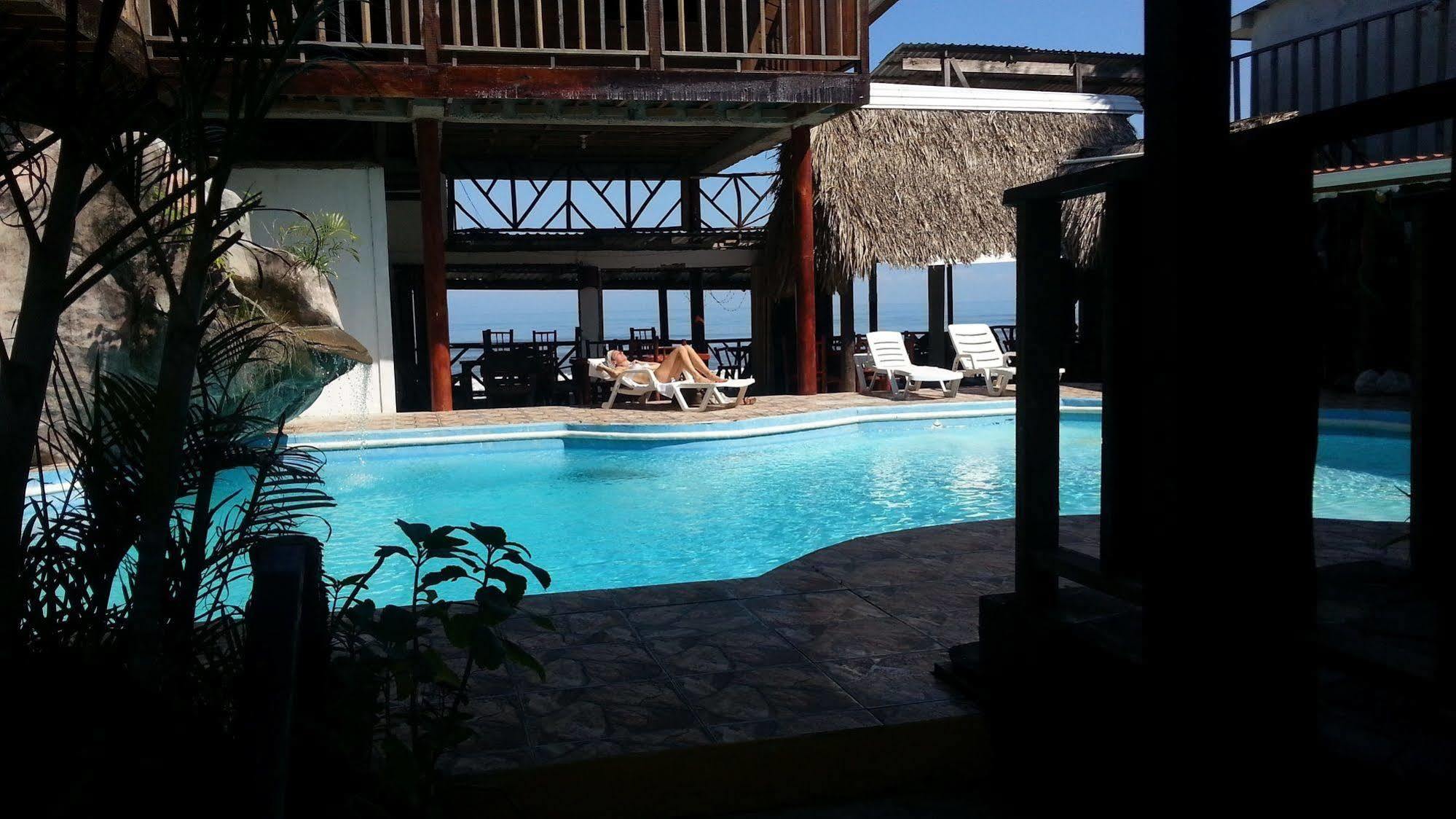 La Delphina Bed And Breakfast Bar And Grill La Ceiba Ngoại thất bức ảnh