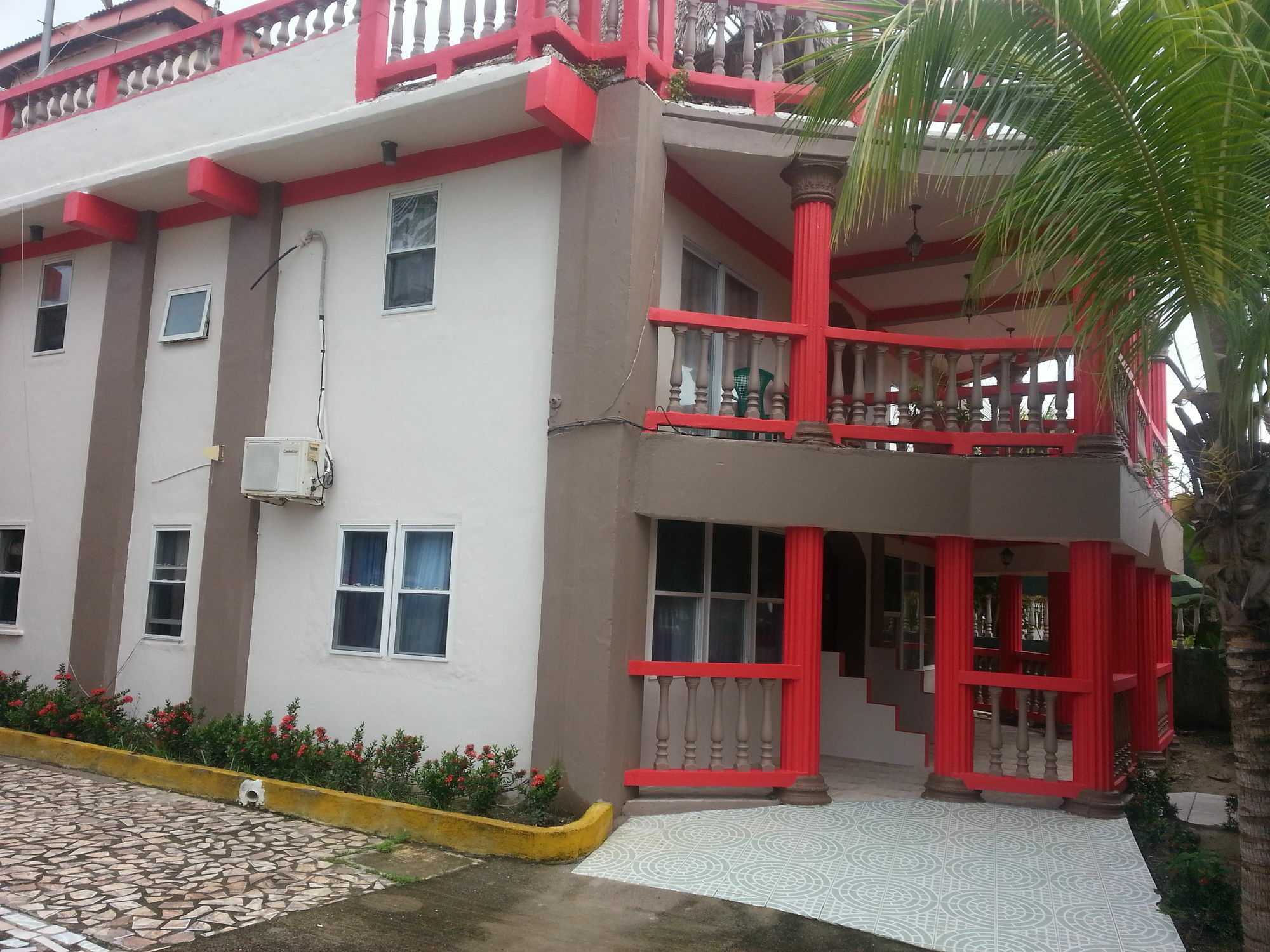 La Delphina Bed And Breakfast Bar And Grill La Ceiba Ngoại thất bức ảnh